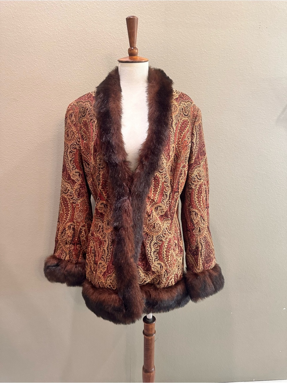 Newport News Vintage Paisley Faux-Fur Trim Jacket in Brown 12 - Picture 2 of 12